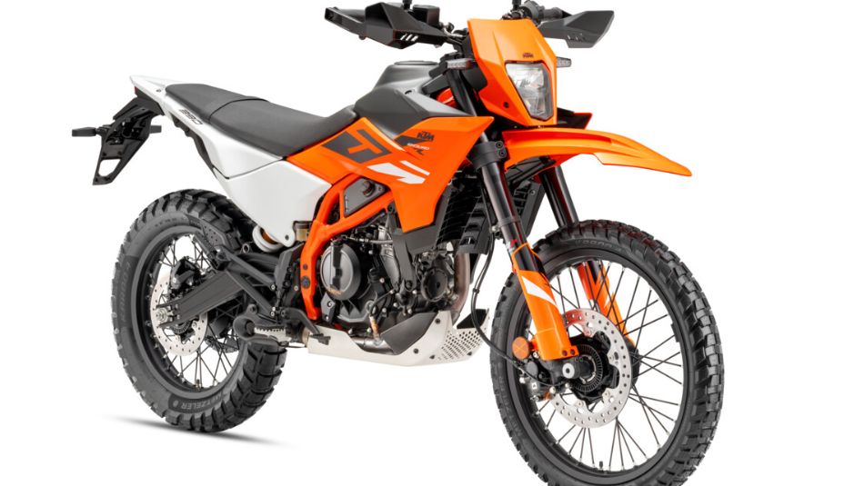 659859_my25_ktm_390_enduro_r_studio_eu_spec_45-front-right_04_studio_europe_global.jpg